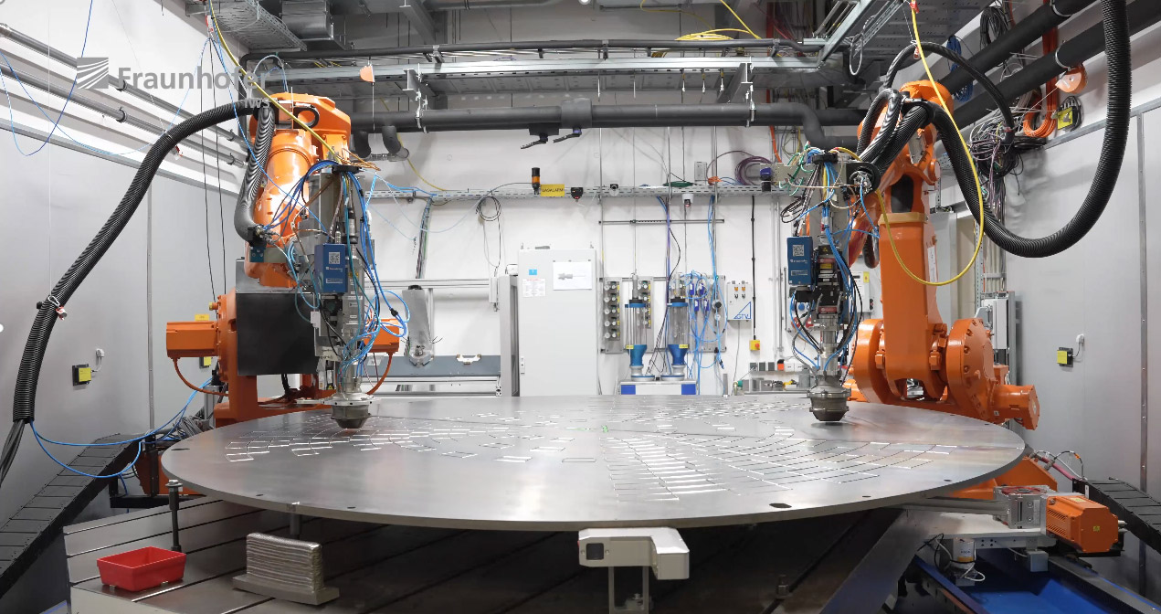Twin-robot system for large-scale Additive Manufacturing.
